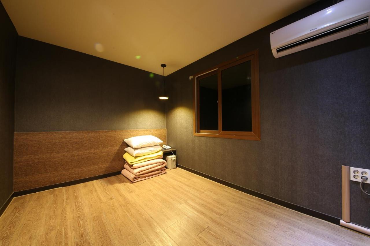 Vitamin Hotel Busan Exteriör bild